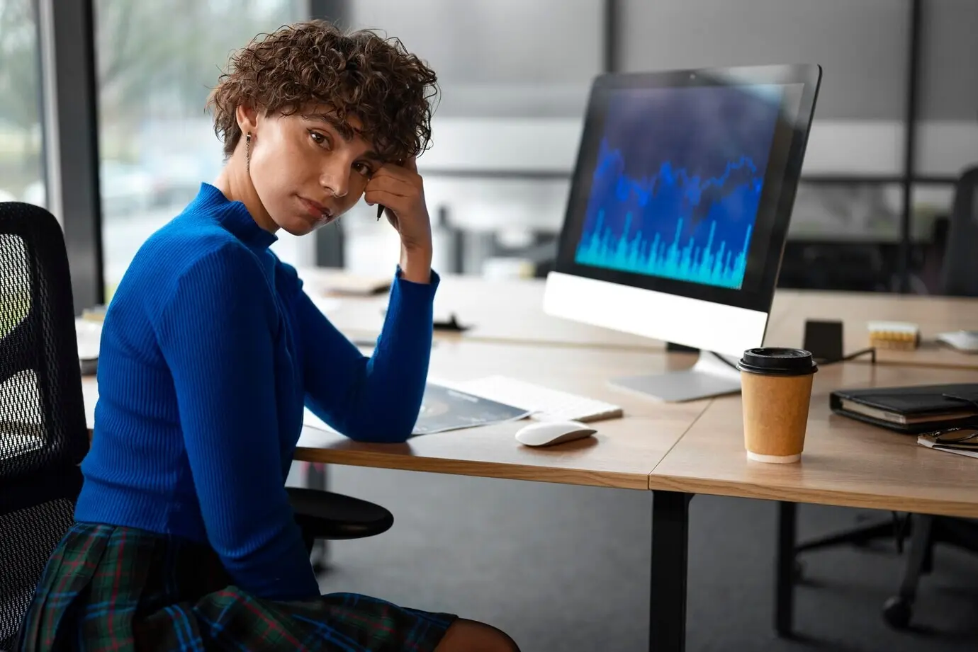 Человек в офисе анализирует и проверяет финансовые графики.