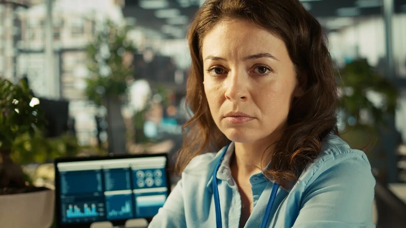 Крупный план грустного менеджера компании, проверяющего низкие KPI по выручке и испытывающего стресс.