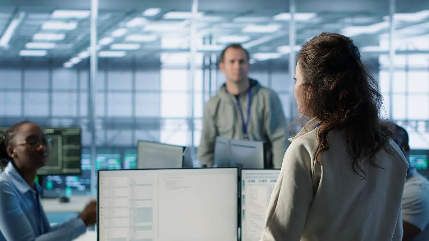 Менеджер, контролирующий серверную, проводит импровизированное совещание с сотрудниками.